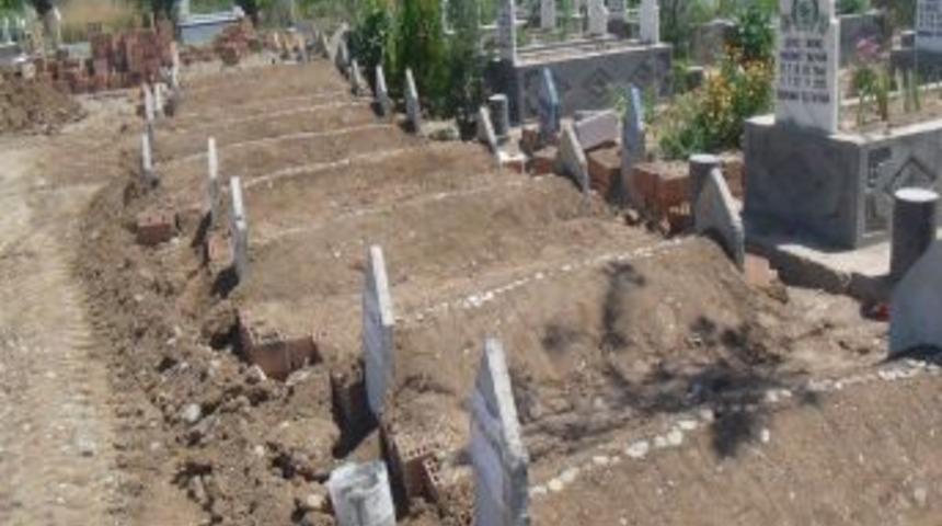 Batman'daki Trafik Kazası: Yaralı Anne &Ccedil;ocukların &Ouml;ld&uuml;ğ&uuml;nden Habersiz