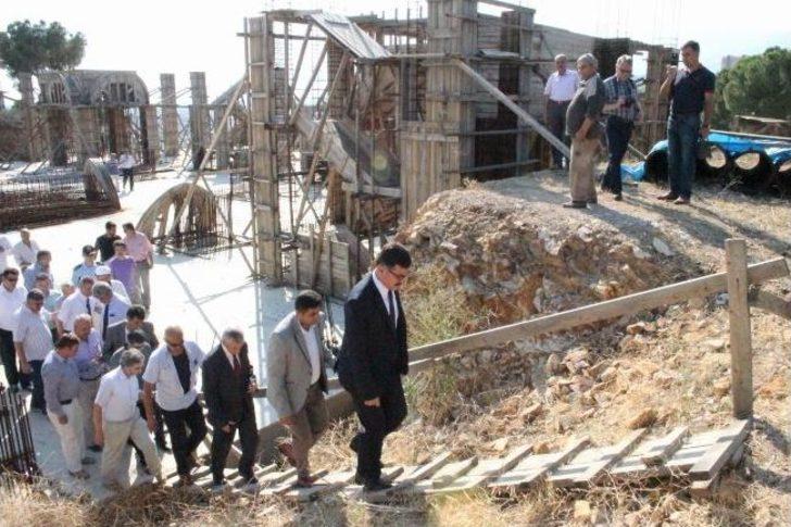 Vali Ahmet Turhan, Cami İnşaatını İnceledi G1