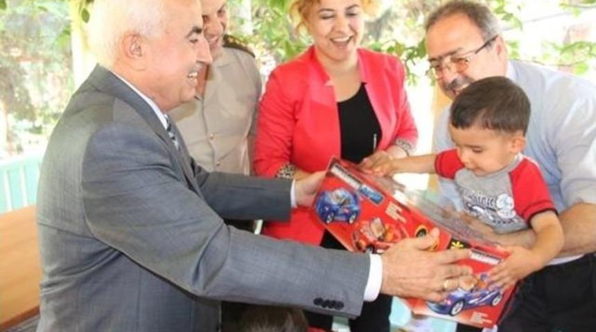 Vali Şahin'den &Ccedil;ocuk Yuvasına Ziyaret