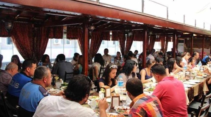 Polislerden &Ccedil;ocuklara Sinema S&uuml;rprizi