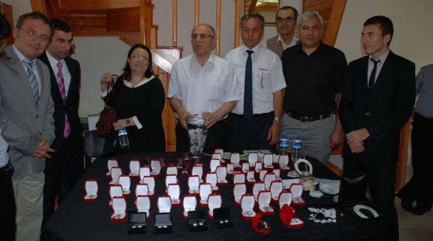 Oltu Taşından Sonra Kıbrıscık Taşı Takı Ve S&uuml;s Eşlayarını S&uuml;sleyecek