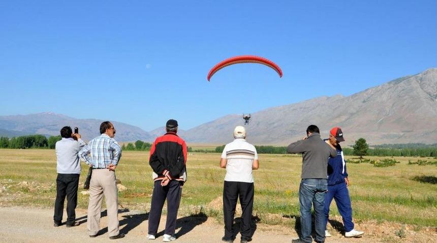Ovacık'ta Paramotorla U&ccedil;uş Yapıldı