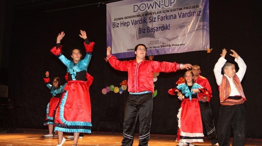 Down Sendromlu Çocukların Gösterisi Ayakta Alkışlandı