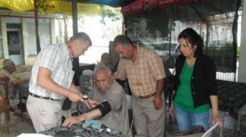 Burhaniye&rsquo;de Doktor Mahallelinin Ayağına Gitti