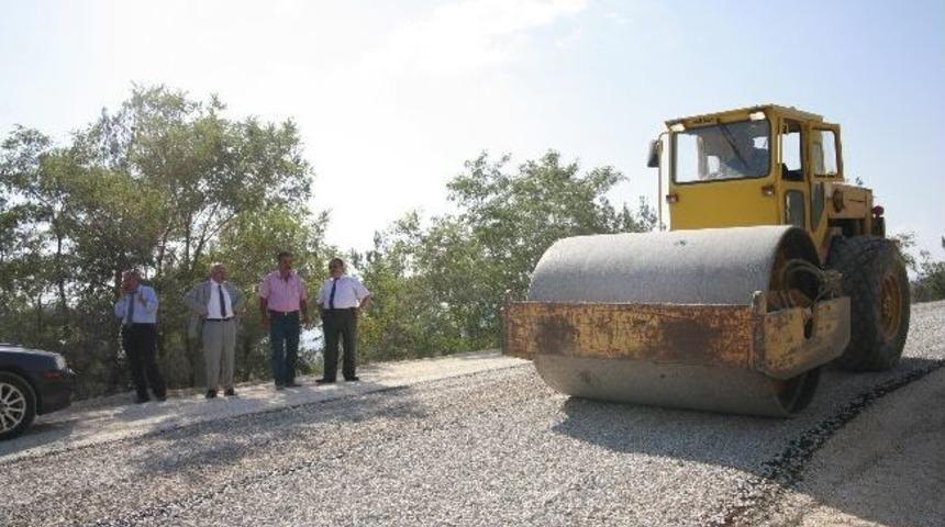 Meclis Başkanı Ali İhsan Uzun K&ouml;y Yollarındaki Asfalt &Ccedil;alışmalarını Yerinde İnceledi