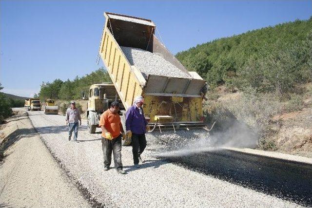 Meclis Başkanı Ali İhsan Uzun Köy Yollarındaki Asfalt Çalışmalarını Yerinde İnceledi