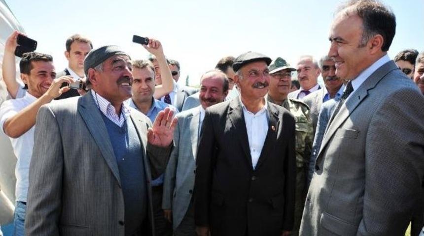 Vali Altıparmak Heyelan Olan K&ouml;yde İncelemelerde Bulundu