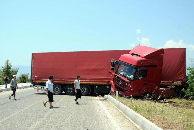 Finike’de Trafik Kazası: 3 Yaralı