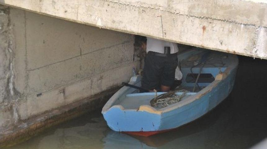 İnat&ccedil;ı Kedi Girdiği Delikten &Ccedil;ıkartılamadı