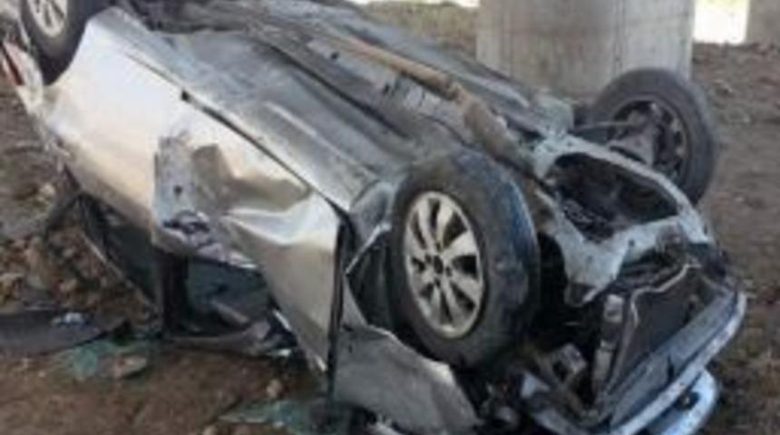 K&ouml;pr&uuml;den U&ccedil;an Otomobilde 2 Kişi Yaralandı