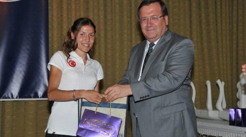 Ak&uuml;&rsquo;n&uuml;n Başarılı Milli Sporcuları &Ouml;d&uuml;llendirildi
