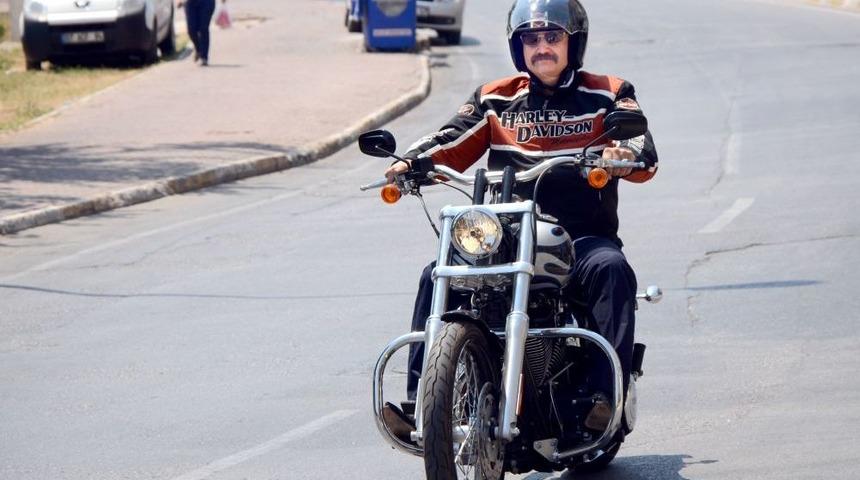 T&uuml;zmen, Antalya'da Bir Motor Mağazasını Gezerek Deneme S&uuml;r&uuml;ş&uuml; Yaptı