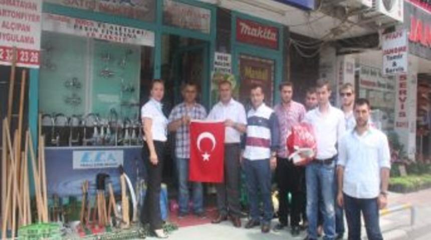 Esnafa Bayrak Dağıtıldı