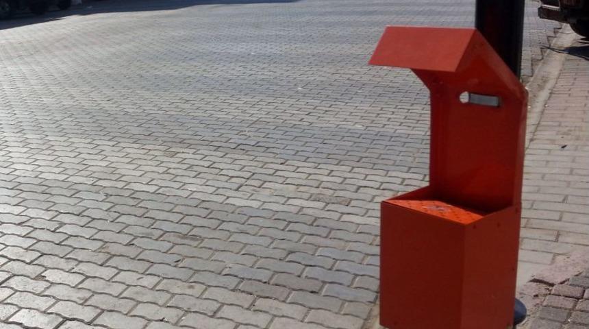 Belediyeden Caddelerdeki Aydınlatma Direklerine Sigara K&uuml;ll&uuml;ğ&uuml;