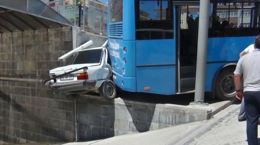 Halk Otob&uuml;s&uuml;n Freni Boşaldı, Facia Ucuz Atlatıldı