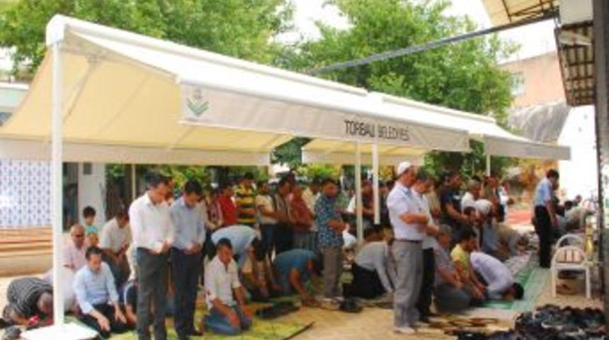 Torbalı Belediyesi'nden Cemaate G&ouml;lgelik Jesti