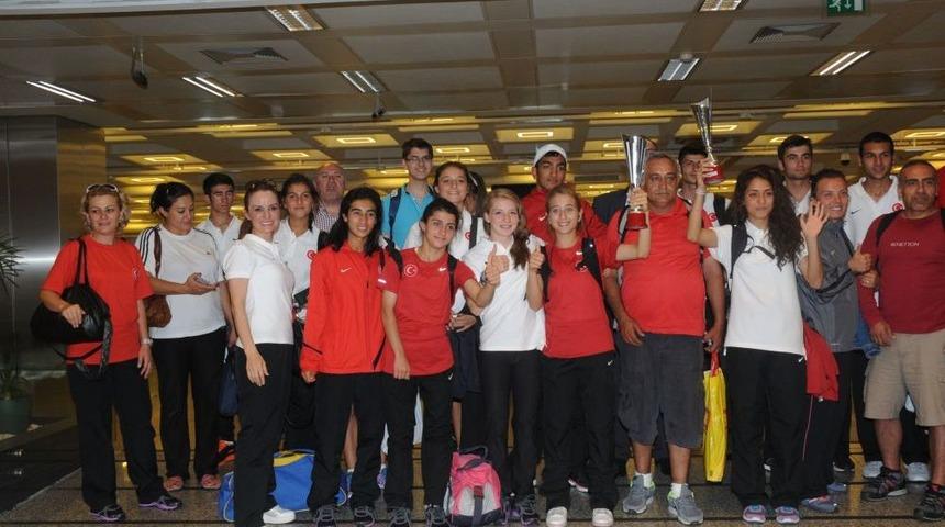 T&uuml;rk Takımının Şampiyonluğu Bir G&uuml;n S&uuml;rd&uuml;