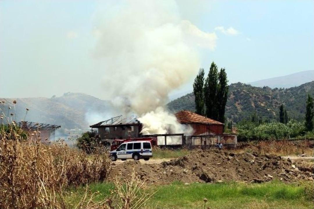 Salihli'de Ot Yangını Ev Yaktı