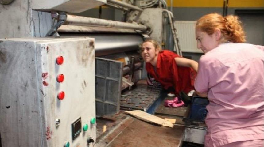 Elini pres makinesine kaptırdı