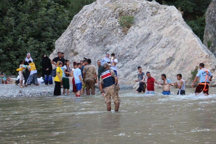 Piknik yaparken baraj kapakları açıldı, kanyonda mahsur kaldılar  G1