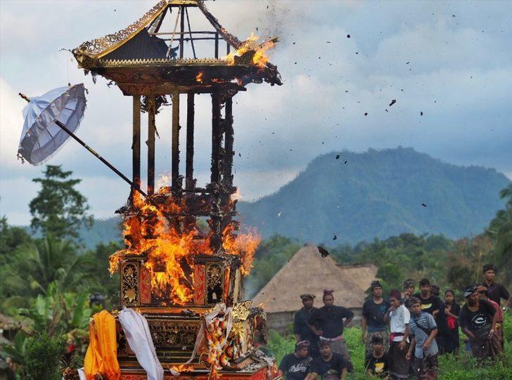 Endonezya'da ölü yakma töreni  G1