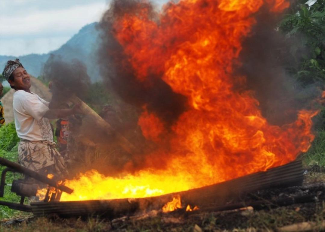 Endonezya'da &ouml;l&uuml; yakma t&ouml;reni 