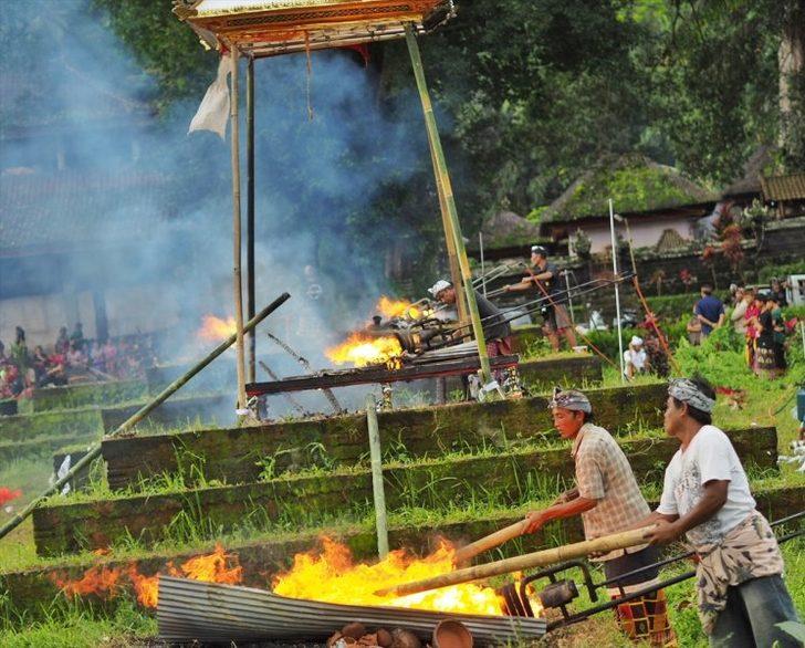 Endonezya'da ölü yakma töreni  G3