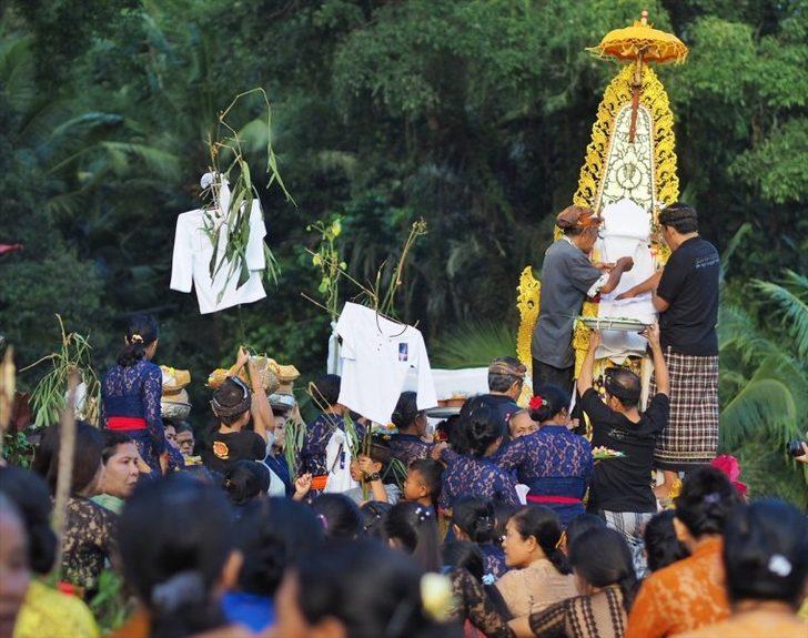 Endonezya'da ölü yakma töreni  G5