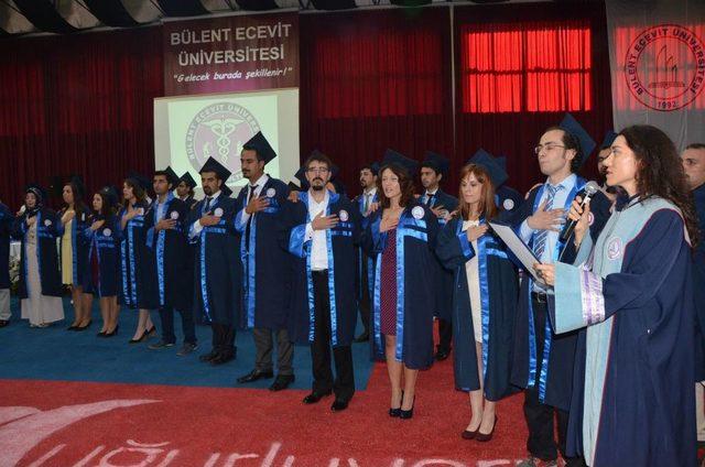 Zonguldak'ta 59 Tıp Öğrencisi, Hipokrat Yemini Ederek Doktorluğa Adım Attı