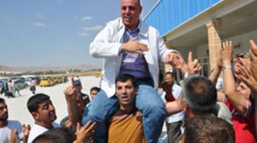 Başkanı omuzlarda taşıdılar