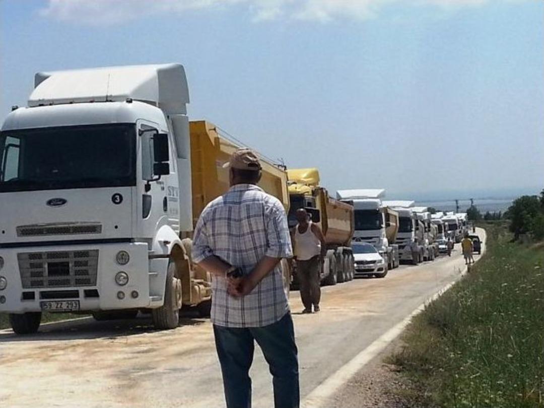 Tır Devrildi, Yol İki Y&ouml;nde De Trafiğe Kapandı