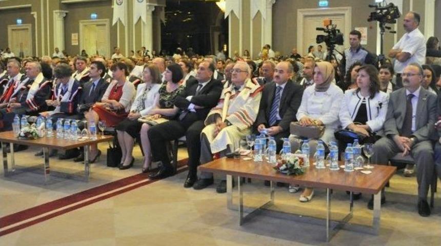 İzmir &Uuml;niversitesi&rsquo;nde Mezuniyet Coşkusu