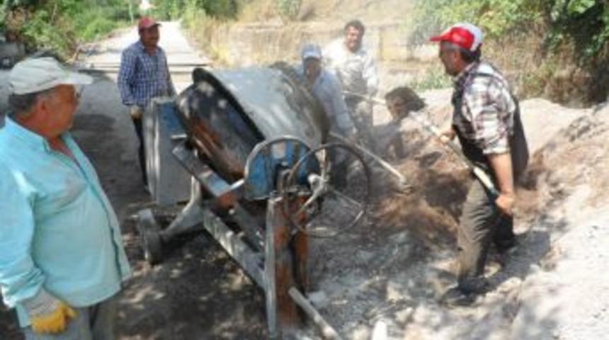 Alaplı Ortacı K&ouml;y&uuml;nde K&ouml;yl&uuml;ler Beton yol yapıyor