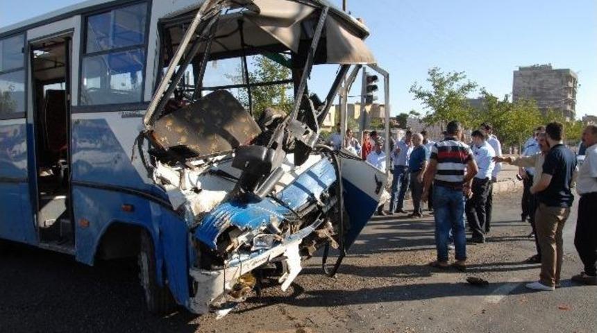 Hastane Servis Aracı Kaza Yaptı: 13 Yaralı