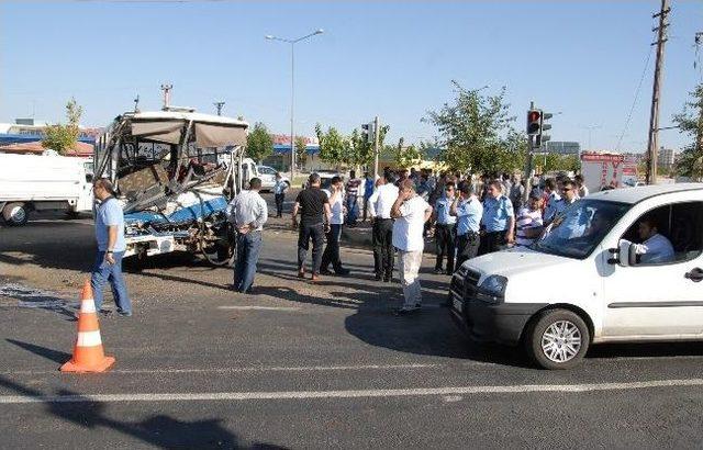 Hastane Servis Aracı Kaza Yaptı: 13 Yaralı