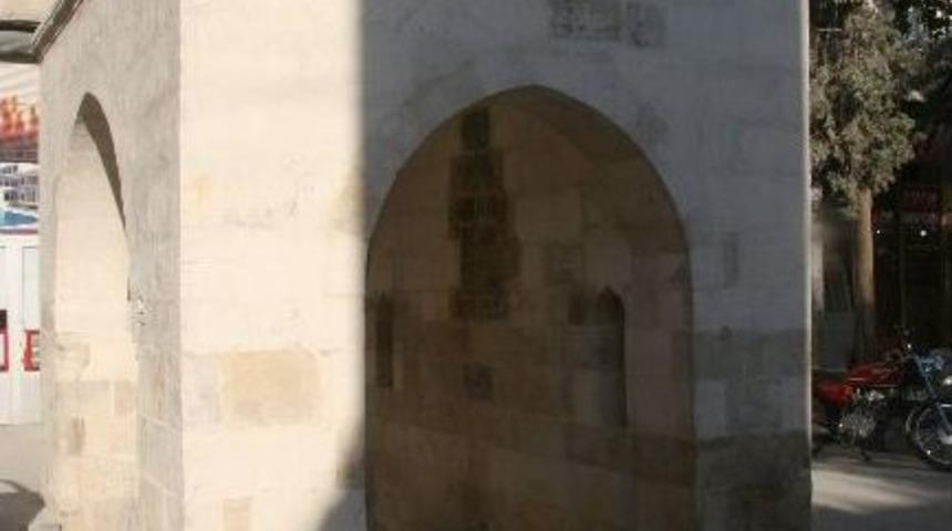 Tarihi &Ccedil;eşme Yıkılarak Aslına Uygun Şekilde Yapıldı