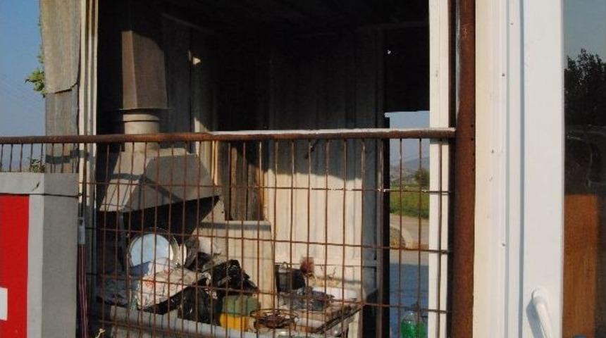 Kasaplık Yaptığı Kul&uuml;beyi Yanarken G&ouml;ren Vatandaş Fenalaşıp Hayatını Kaybetti