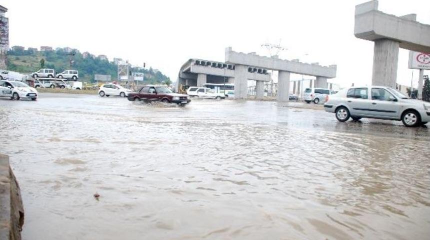 Ereğli&rsquo;de Su Borusu Patlayınca Devrek Yolu Kavşağı Sular Altında Kaldı