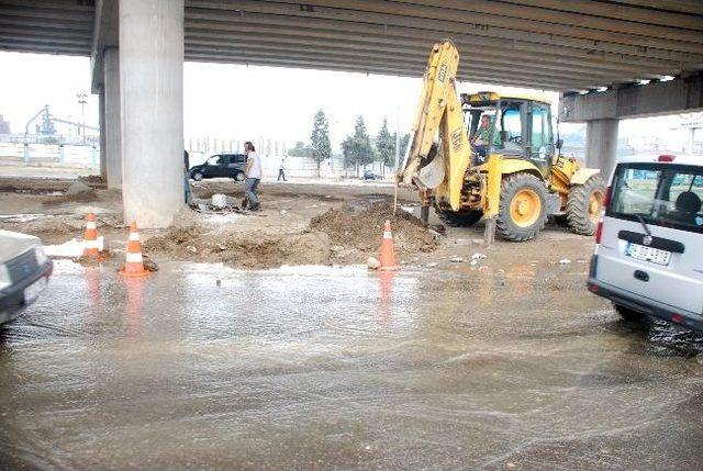 Ereğli’de Su Borusu Patlayınca Devrek Yolu Kavşağı Sular Altında Kaldı