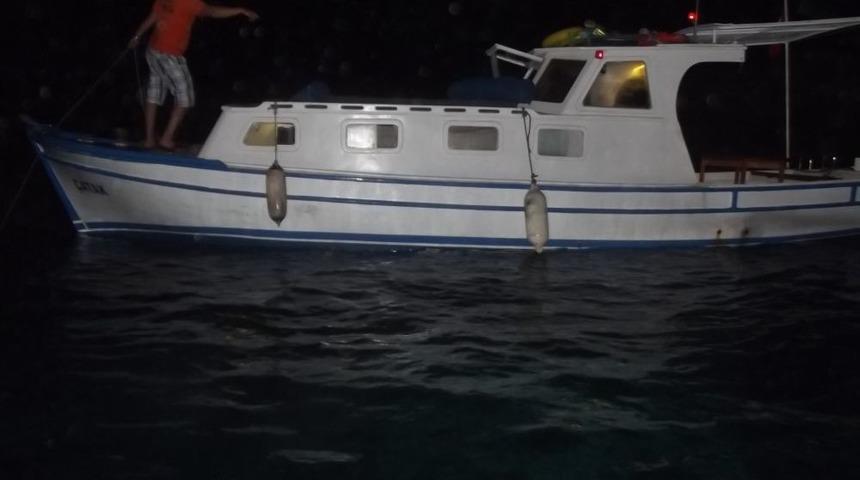 Karaya Oturan Teknedeki 4 Kişi Burnu Kanamadan Kurtarıldı