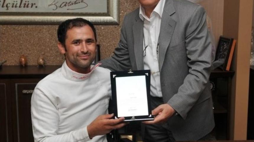 Başarılı Eskrimciden Bozbey&rsquo;e Ziyaret