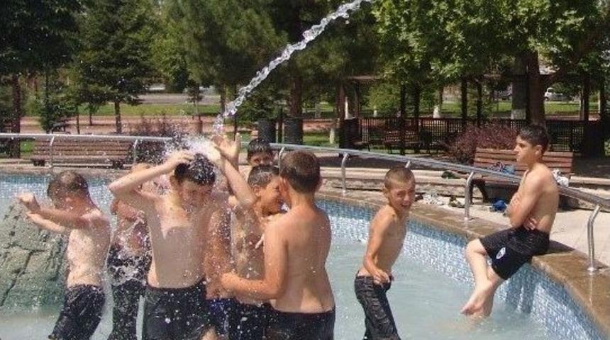 Sıcaktan Bunalanlar, Kocasinan'ın Parklarında Serinliyor