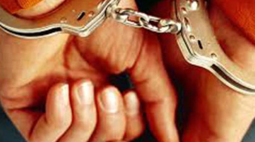 R&uuml;şvet&ccedil;i polisler tutuklandı