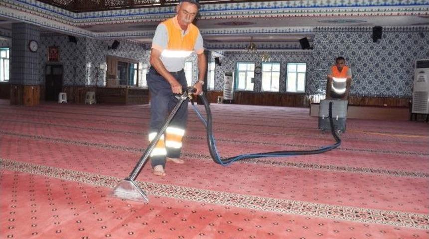 G&ouml;lbaşı&rsquo;nda Camilerde Ramazan Temizliği