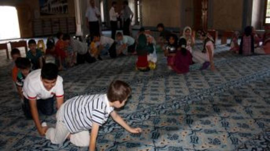 Kur&rsquo;an &Ouml;ğrenen &Ccedil;ocuklardan Camide Timsah Y&uuml;r&uuml;y&uuml;ş&uuml;