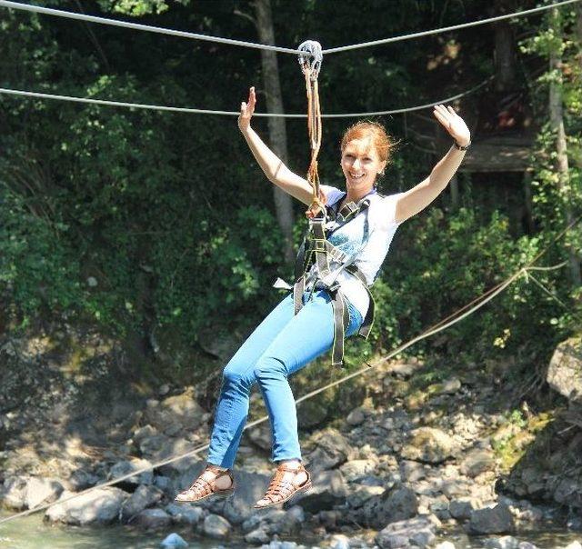 Laz İşi Ziplıne Turistlerin İlgisini Çekiyor