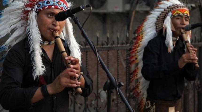 Mersin Caddelerinde Kızılderili Ezgileri