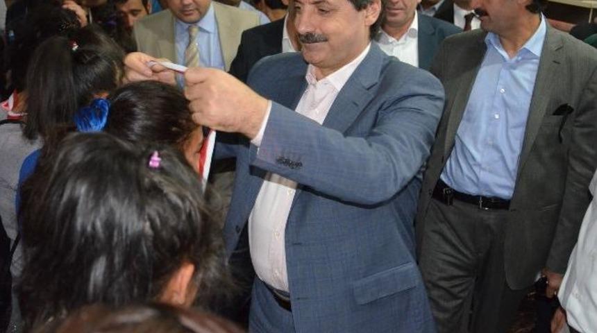 Bakan &Ccedil;elik'ten Madalya Aldılar