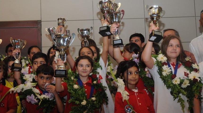 Satrancın Altın &Ccedil;ocukları Yurda D&ouml;nd&uuml;
