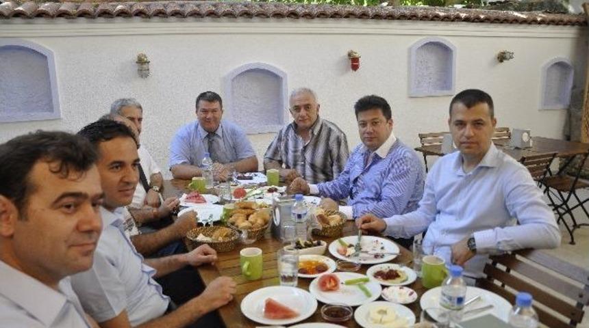 Akhisarlı Serbest Muhasebeci Ve Mali M&uuml;şavirler, Basınla Kahvaltıda Buluştu